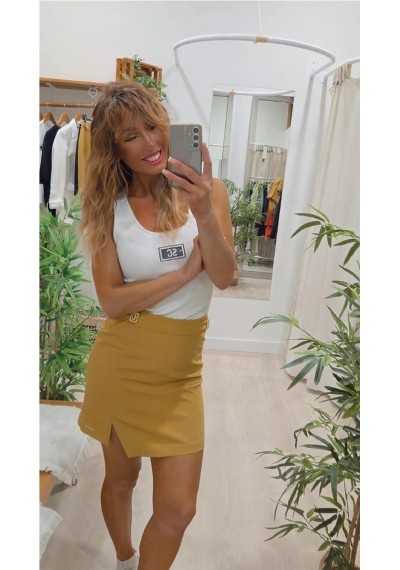 FALDA CON DETALLE DE BROCHES