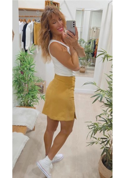 FALDA CON DETALLE DE BROCHES